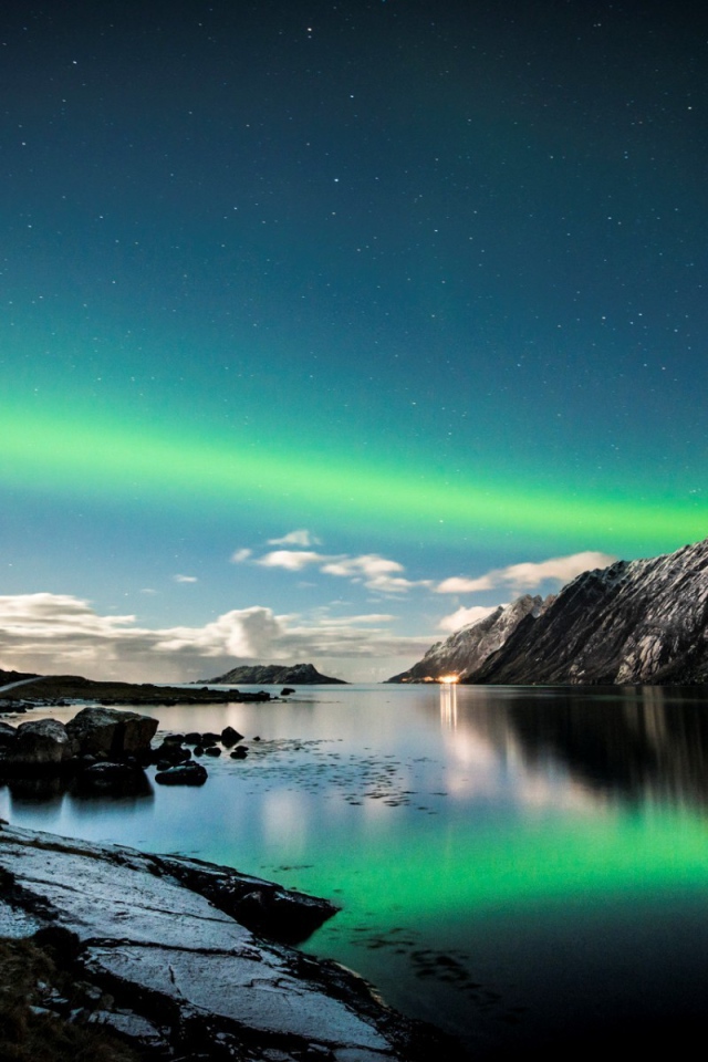 Зеленое северное сияние над озером