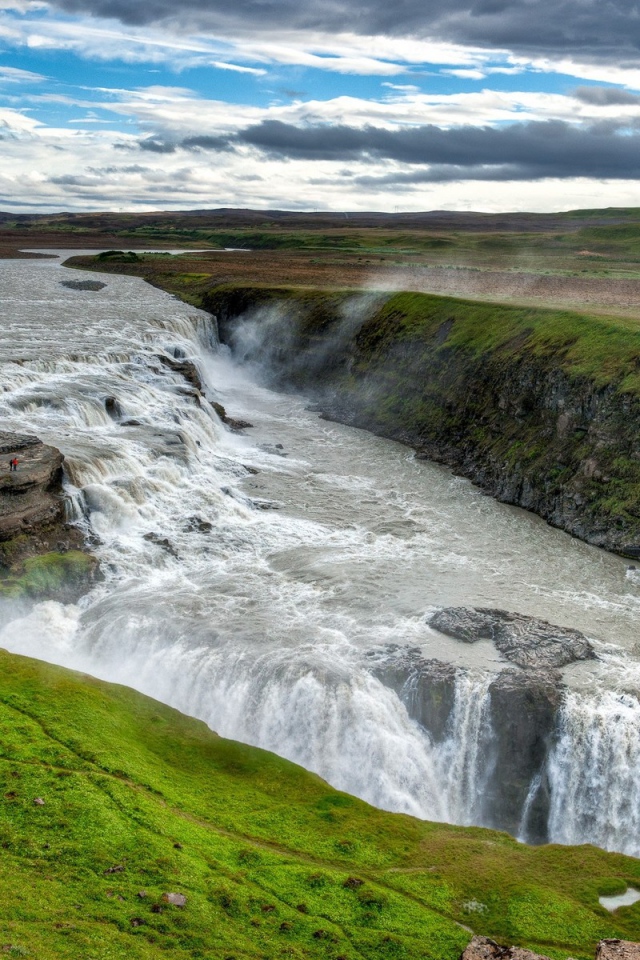 Река спускается с плоскогорья