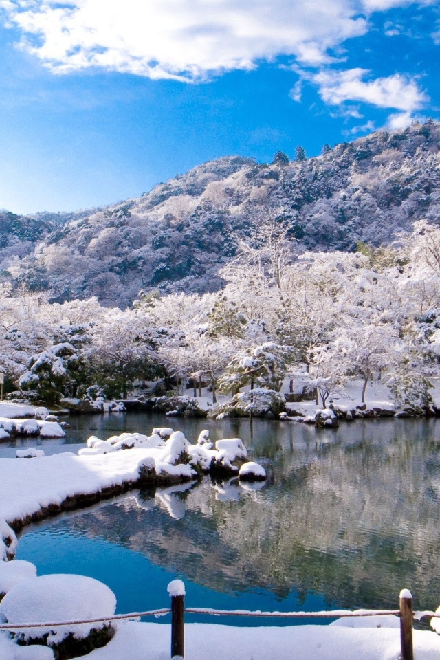 Теплая вода горного озера