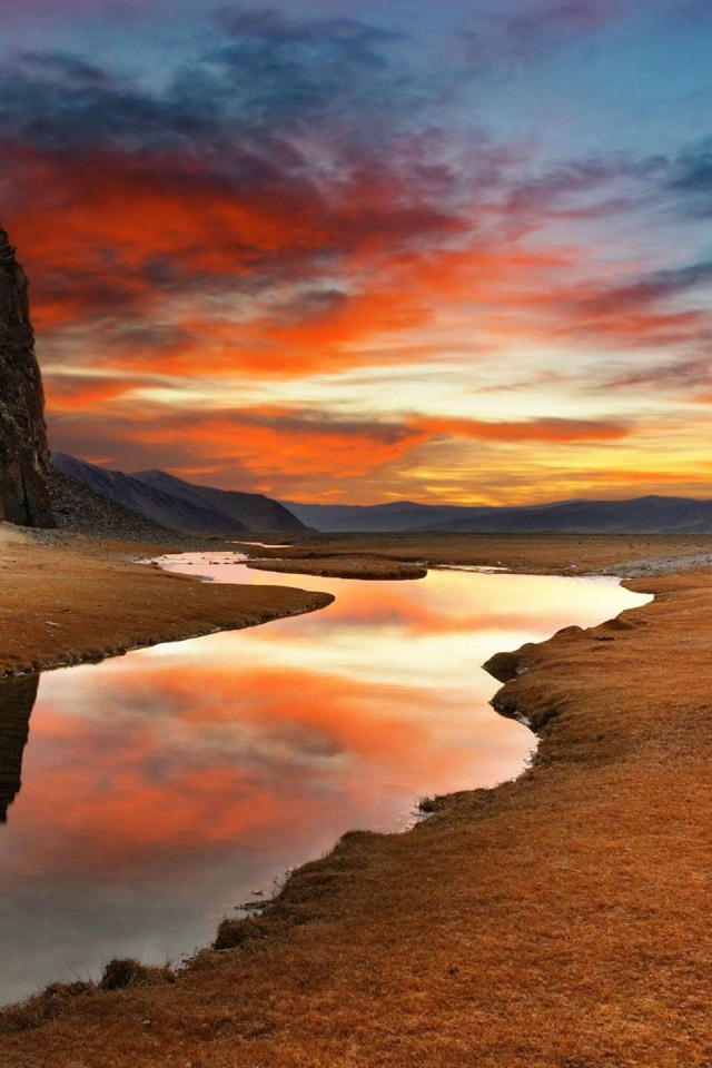 Прозрачная река на мертвом плоскогорье