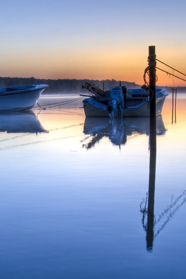 Две моторных лодки на тихой глади озера