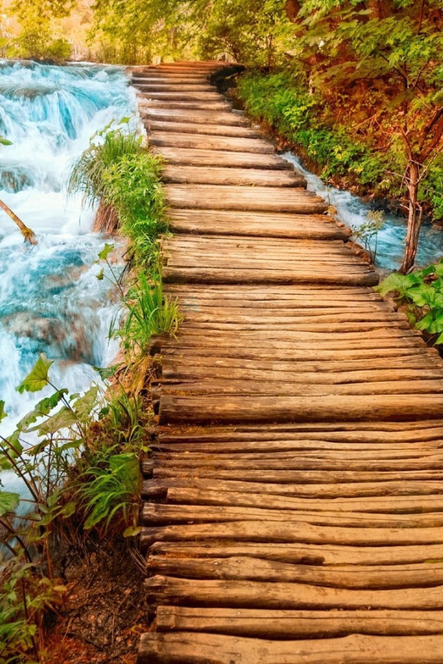 Деревянный мост через речку