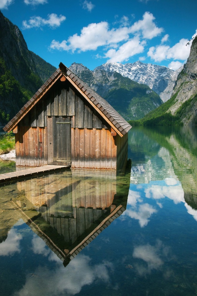 Деревянный домик посреди воды