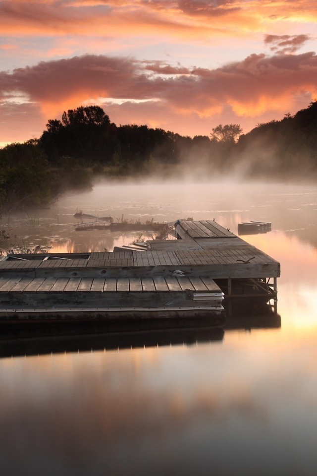 Деревянный причал в тумане