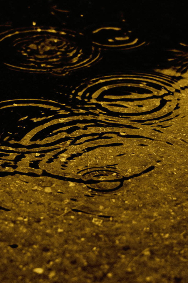 Капли дождя на воде