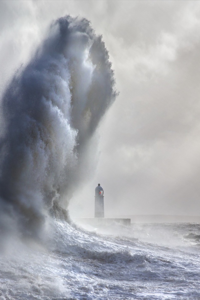 Огромная волна над маяком