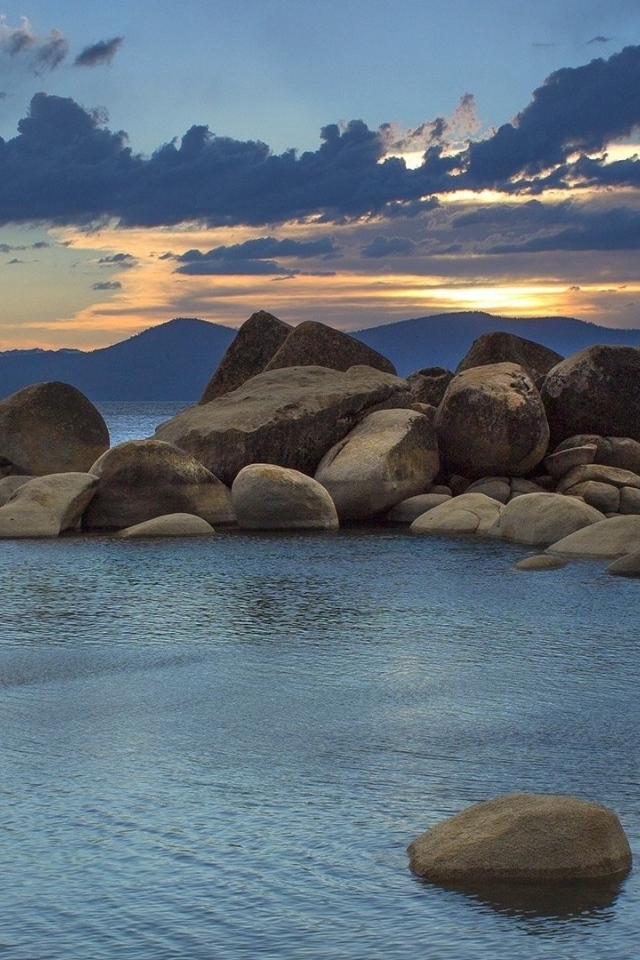 Груда больших камней у берега