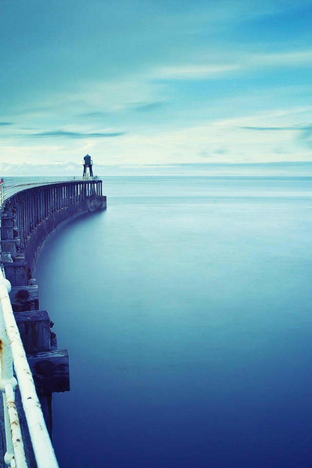 Дугообразный пирс у берега моря