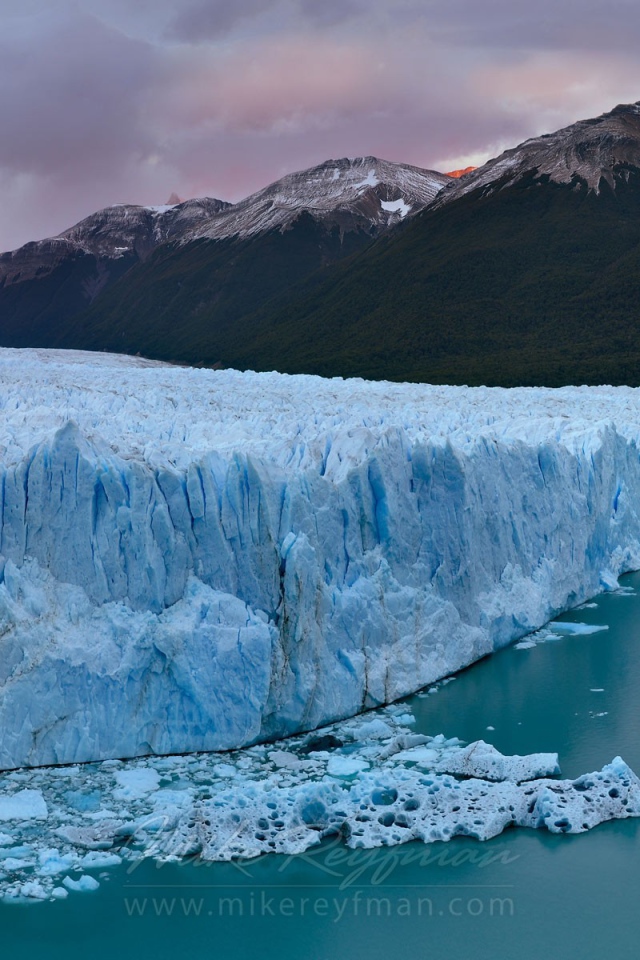 Голубой ледник переходит в море