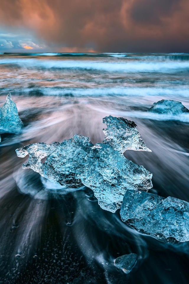 Голубой лед на берегу моря