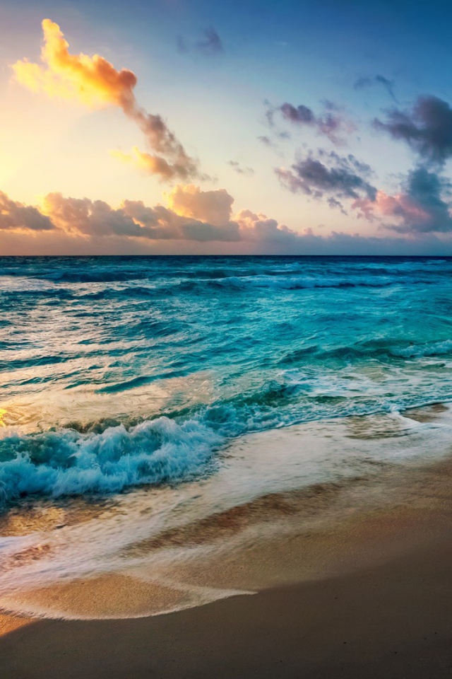 Голубая вода прибоя перед закатом