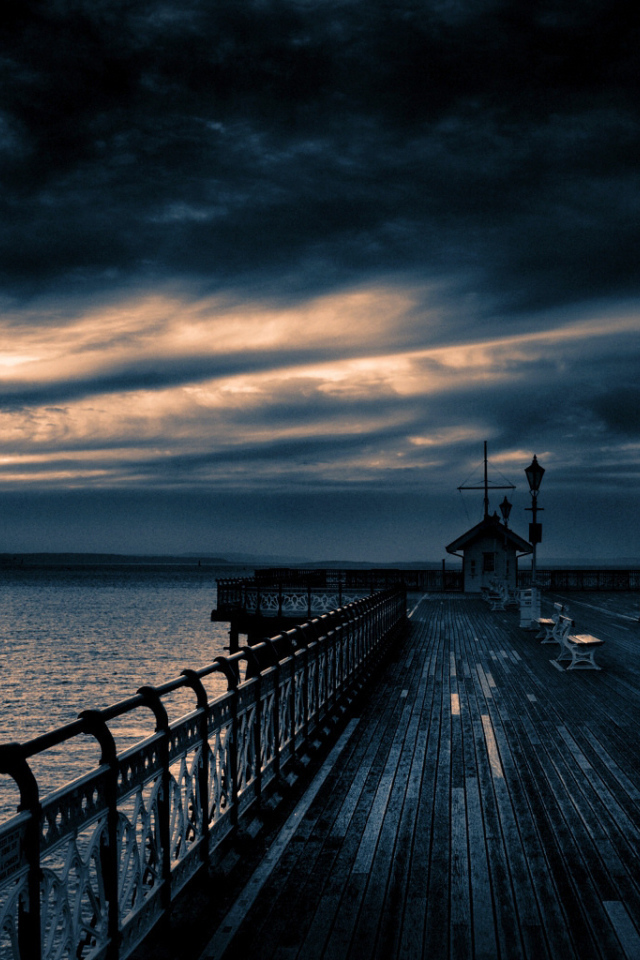 Пасмурный вечер на причале