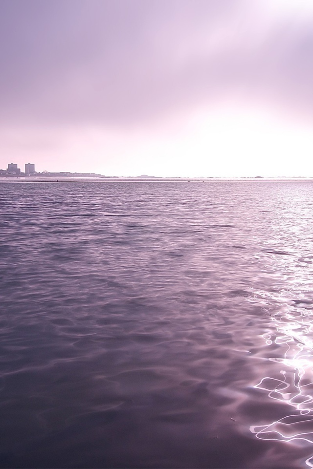 Темно сиреневая морская вода