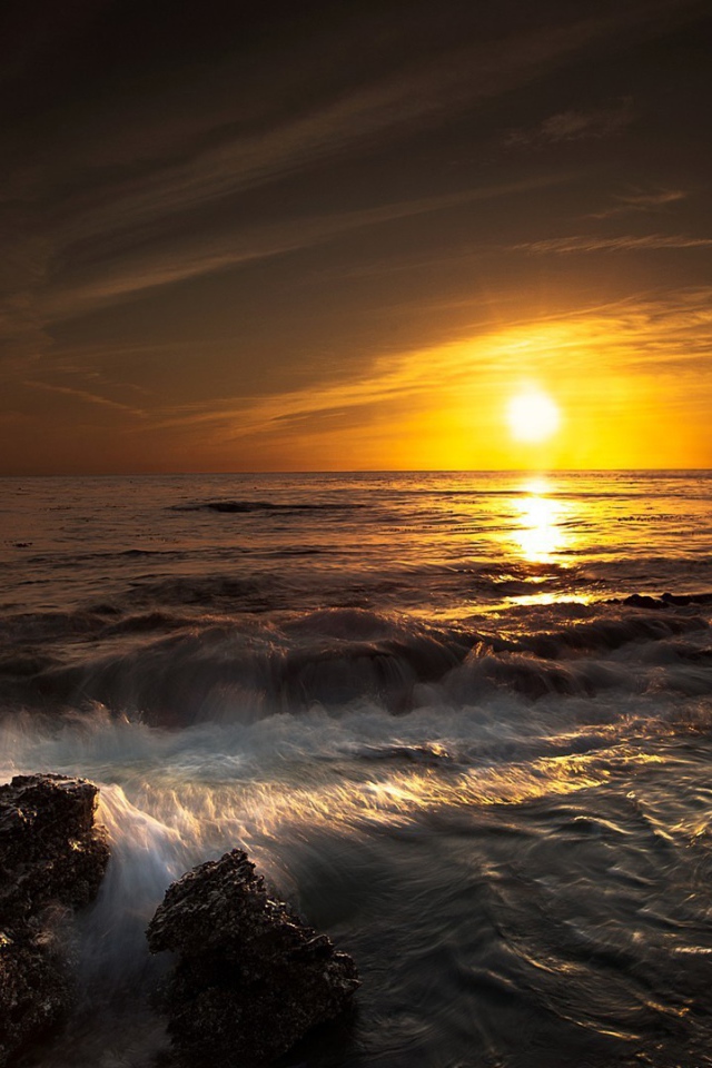 Темная вода бурного моря на закате