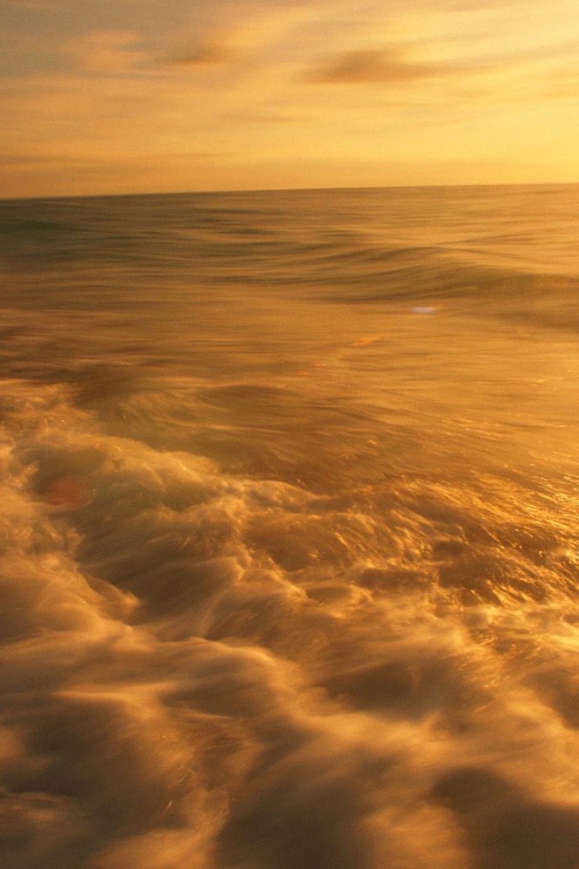 Пенистые волны прибоя