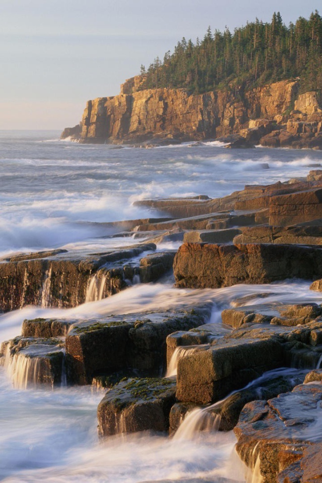 Пенистый прибой у прибрежных скал