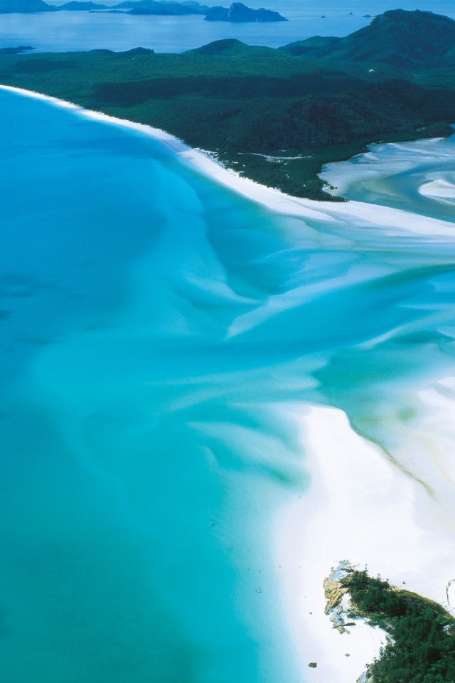 Нежно голубая вода в заливе океана