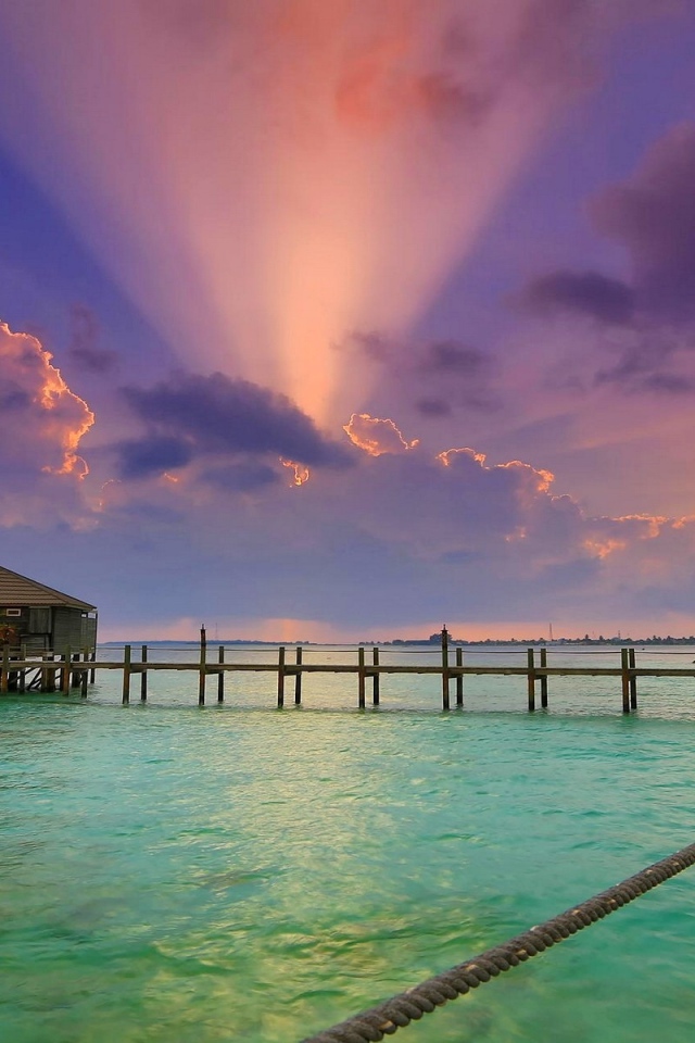 Зеленое море в тропиках на закате