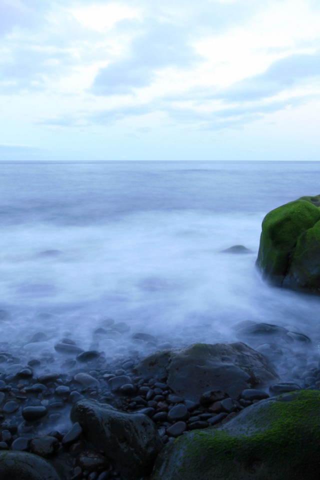 Зеленые валуны на берегу моря