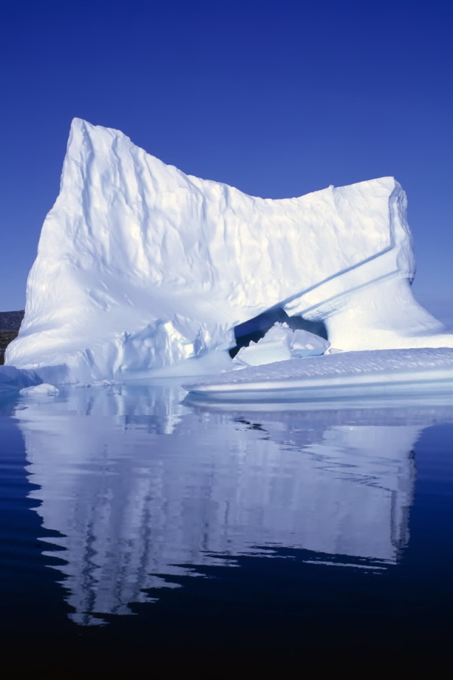 Высокий белый айсберг