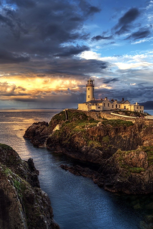 Маяк на месте впадения реки в море