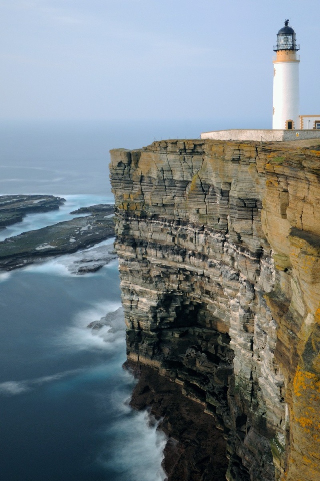Маяк на отвесном берегу над морем