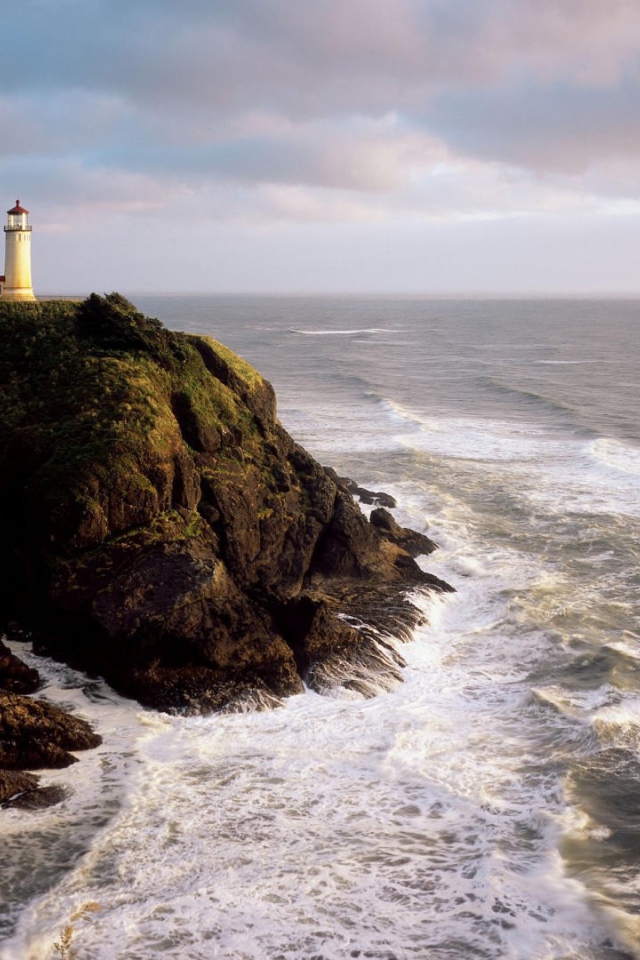 Маяк над бурным морем