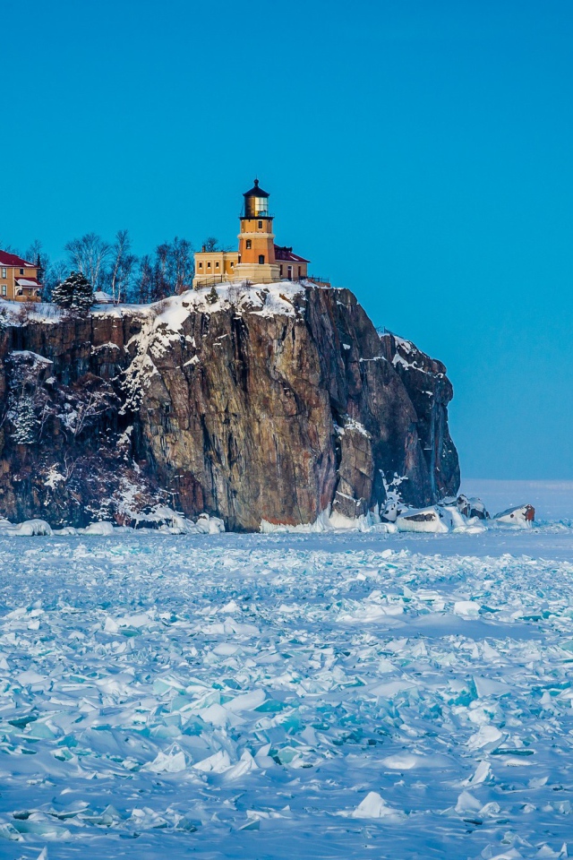 Маяк над замерзшим морем
