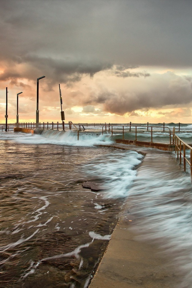 Морской причал во время шторма