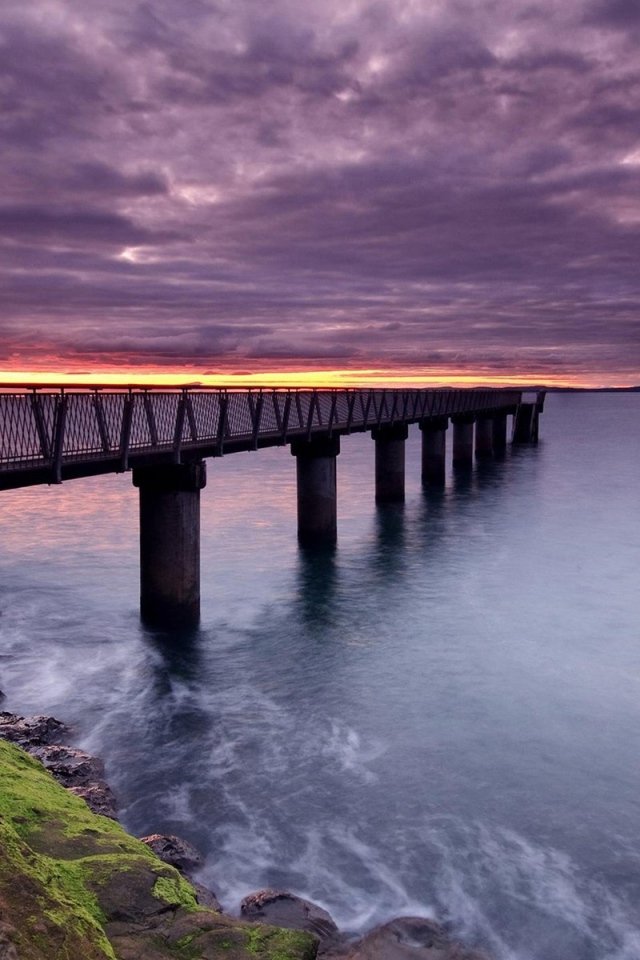 Пирс в заливе на бетонных сваях