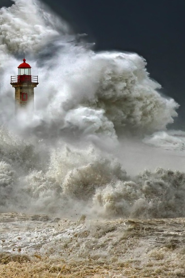 Мощная волна окатила маяк