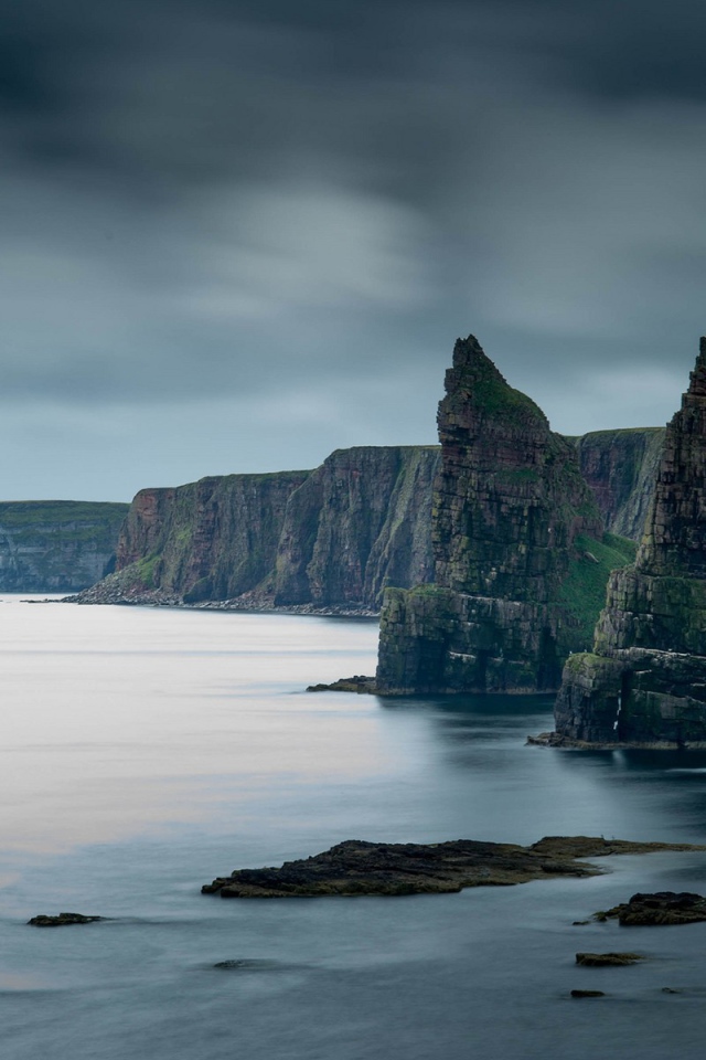 Скальные образования у обрывистого берега