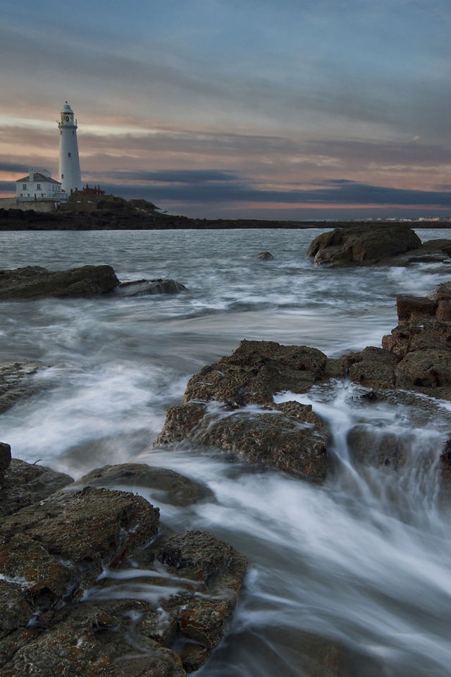 Неспокойное море на фоне маяка