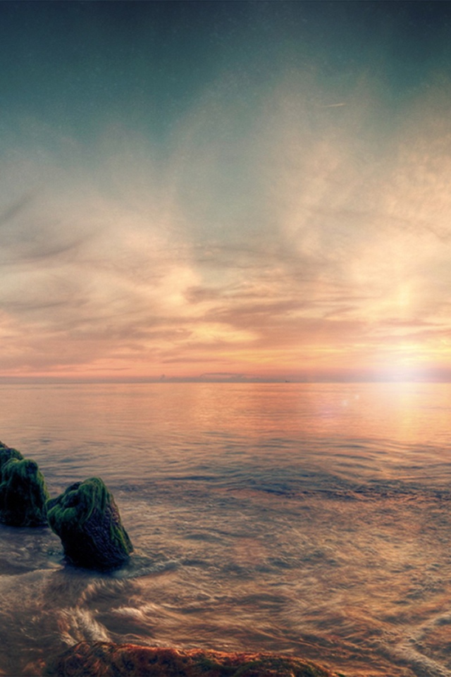 Несколько валунов на берегу моря