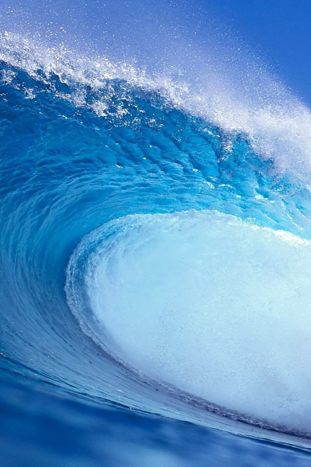 Брызги большой голубой волны