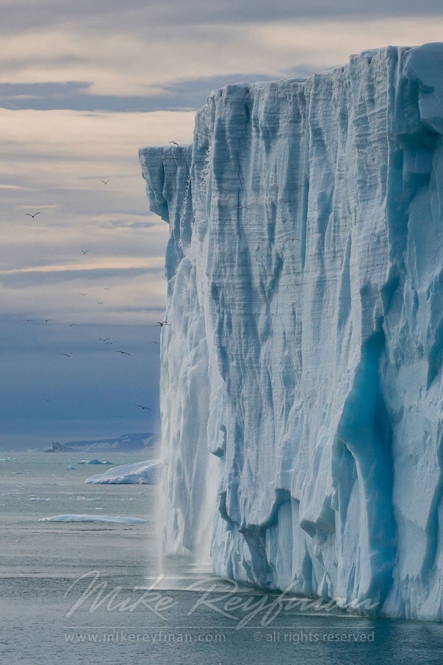 Отвесная стена ледника