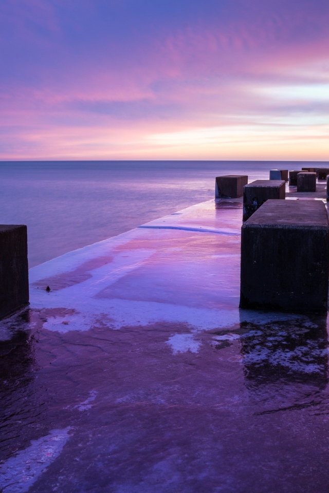 Каменные блоки на набережной