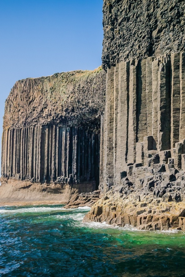 Каменная стена из скал на берегу моря