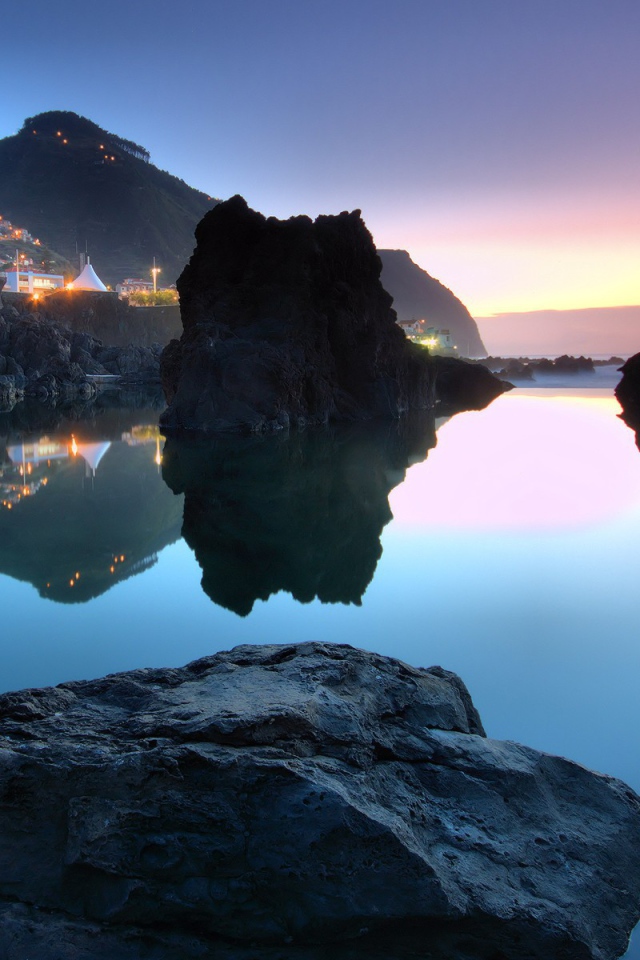 Камни и скалы у берега моря