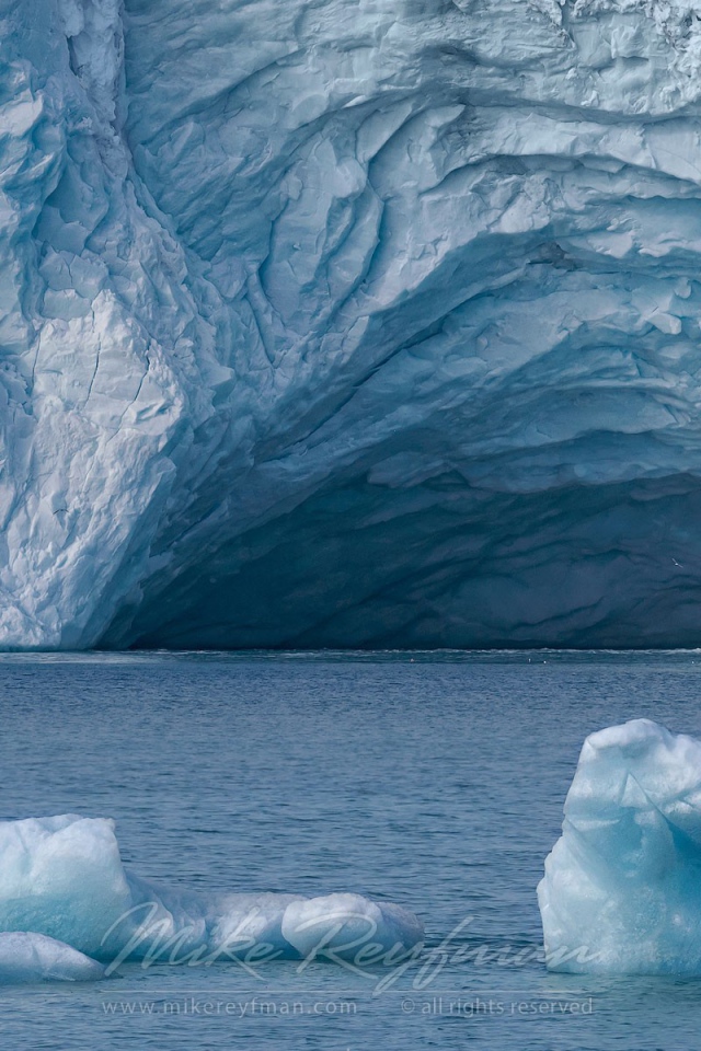 Поток вытекает из ледника в море