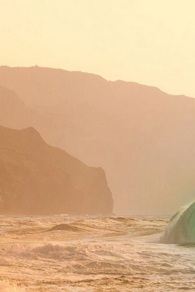 Волны прибоя у скал затерянного острова