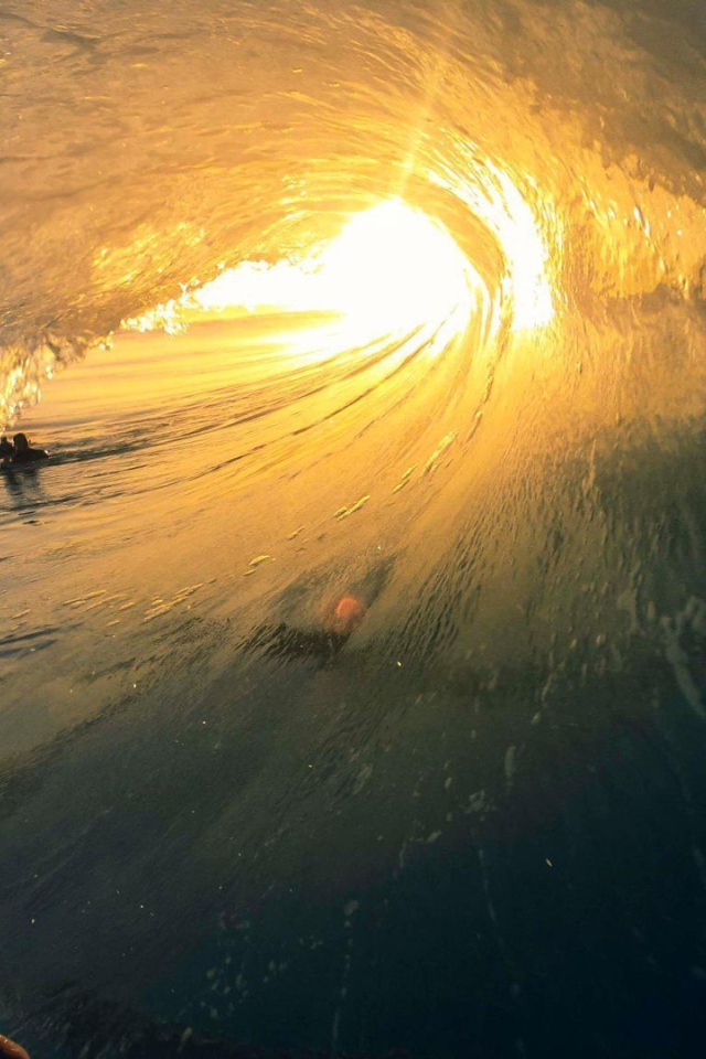 Серфер внутри хорошей волны