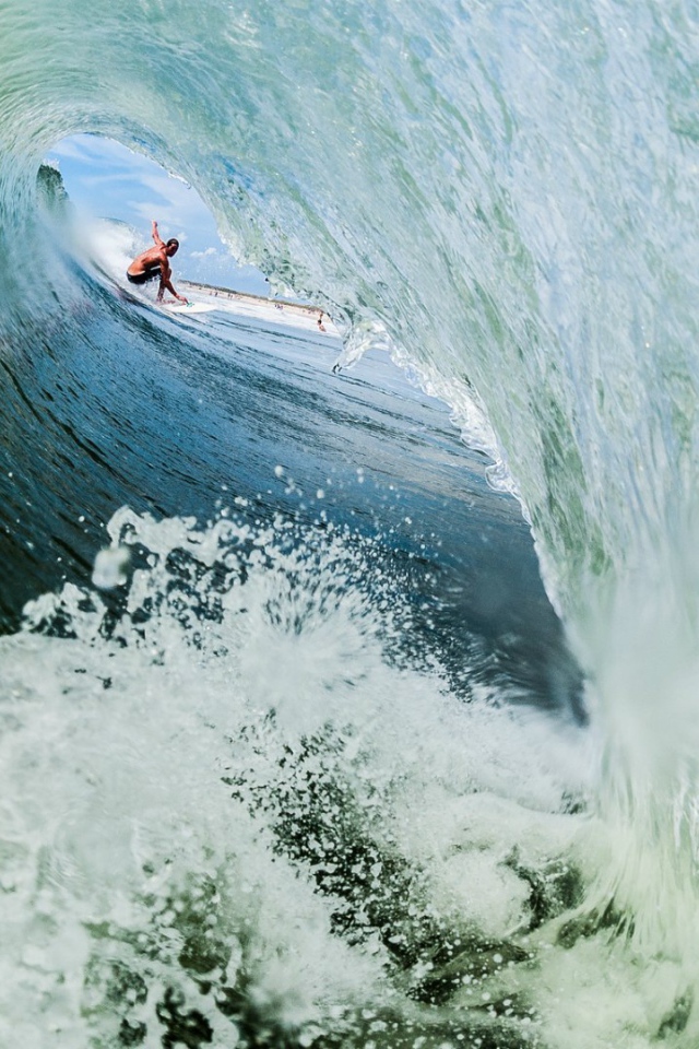 Серфер внутри пенистой волны