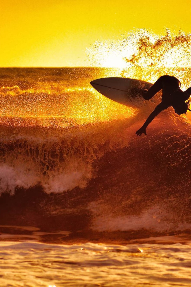 Серфер в брызгах волн