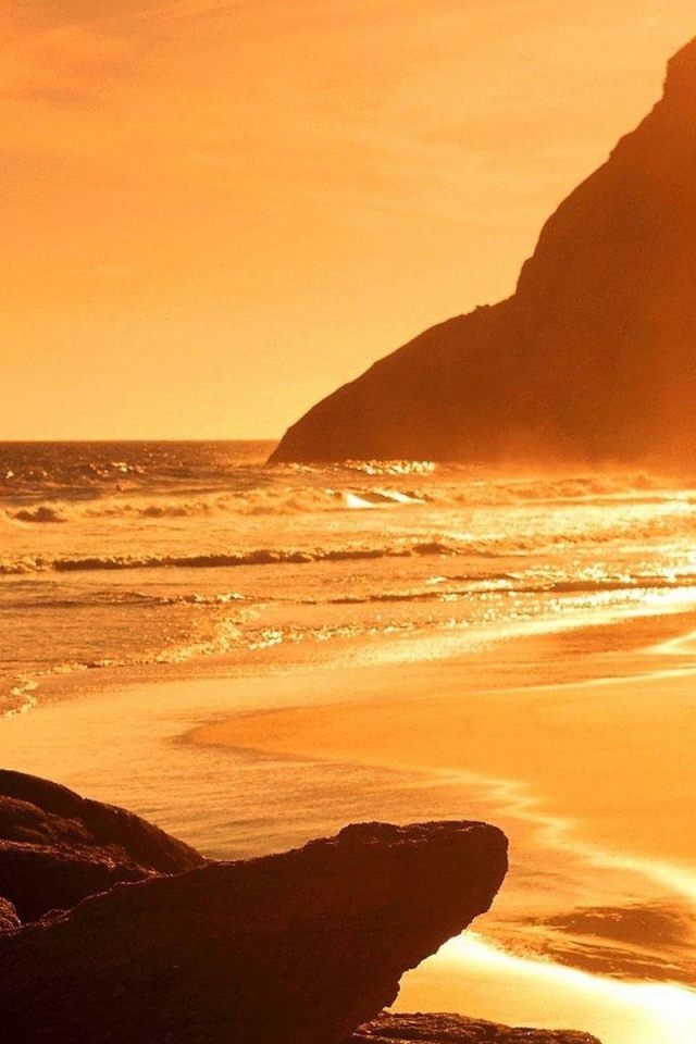 Серфинг под ярким летним солнцем