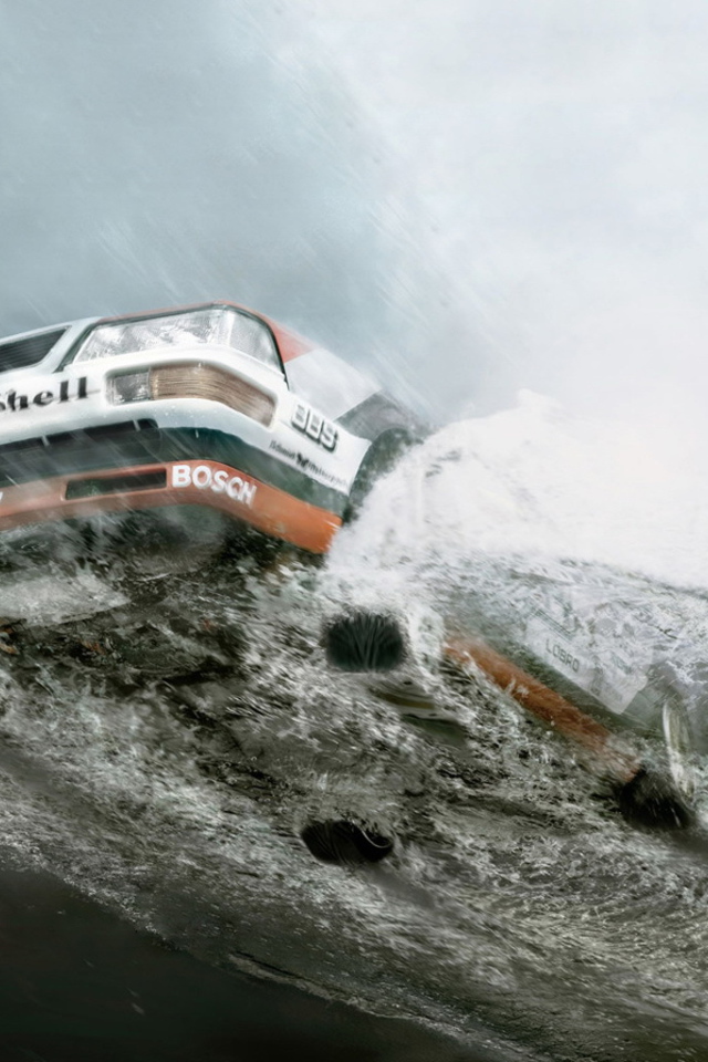 Катер на вершине волны