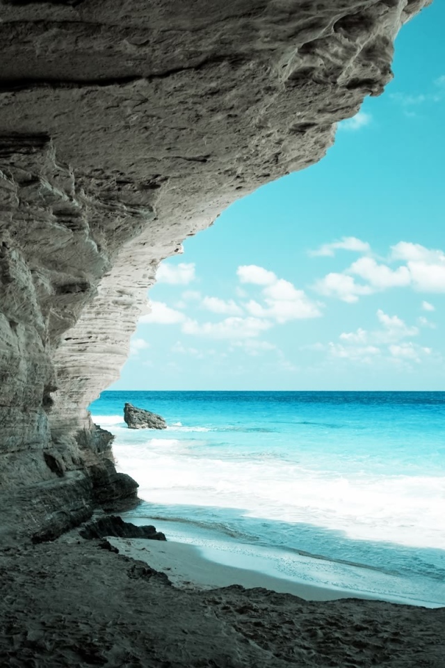 Тень от белой скалы у голубого моря