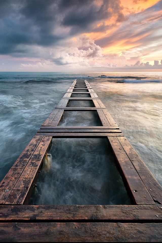 Каркас деревянного причала у моря