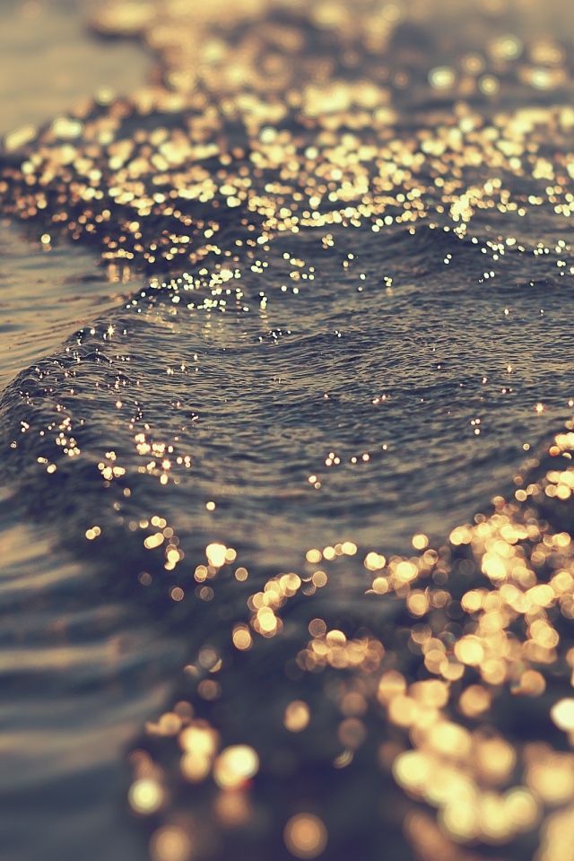 Солнце искрится на волнах