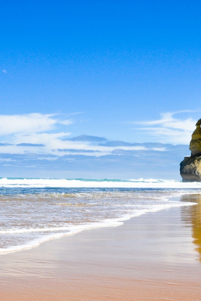 Обточенная ветрами скала на берегу моря